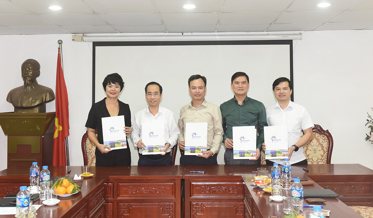 Trung tâm Thông tin du lịch tiếp và làm việc với đoàn công tác tỉnh Yên Bái về hỗ trợ chuyển đổi số trong lĩnh vực du lịch