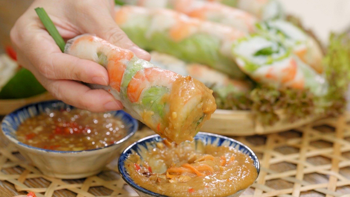 Chả giò và Gỏi cuốn Việt Nam nằm trong 50 món ăn nhẹ hấp dẫn nhất thế giới