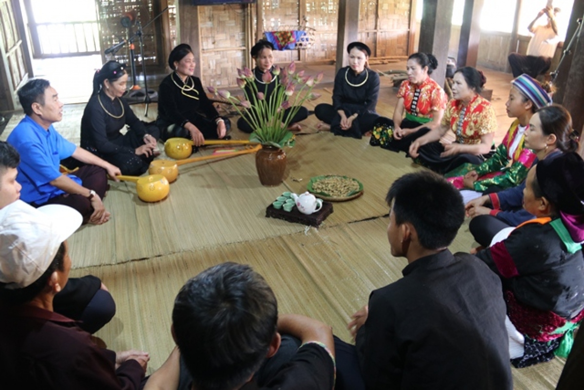 Người Tà Ôi kể chuyện ''Đặt tên họ Hồ'' tại Hà Nội
