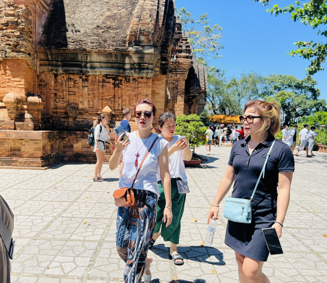 Việt Nam đón gần 5,6 triệu lượt khách quốc tế, nhiều thị trường phục hồi vượt mức năm 2019
