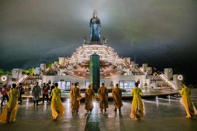 Lung linh đêm lễ Phật đản trên đỉnh Bà Đen - Tây Ninh