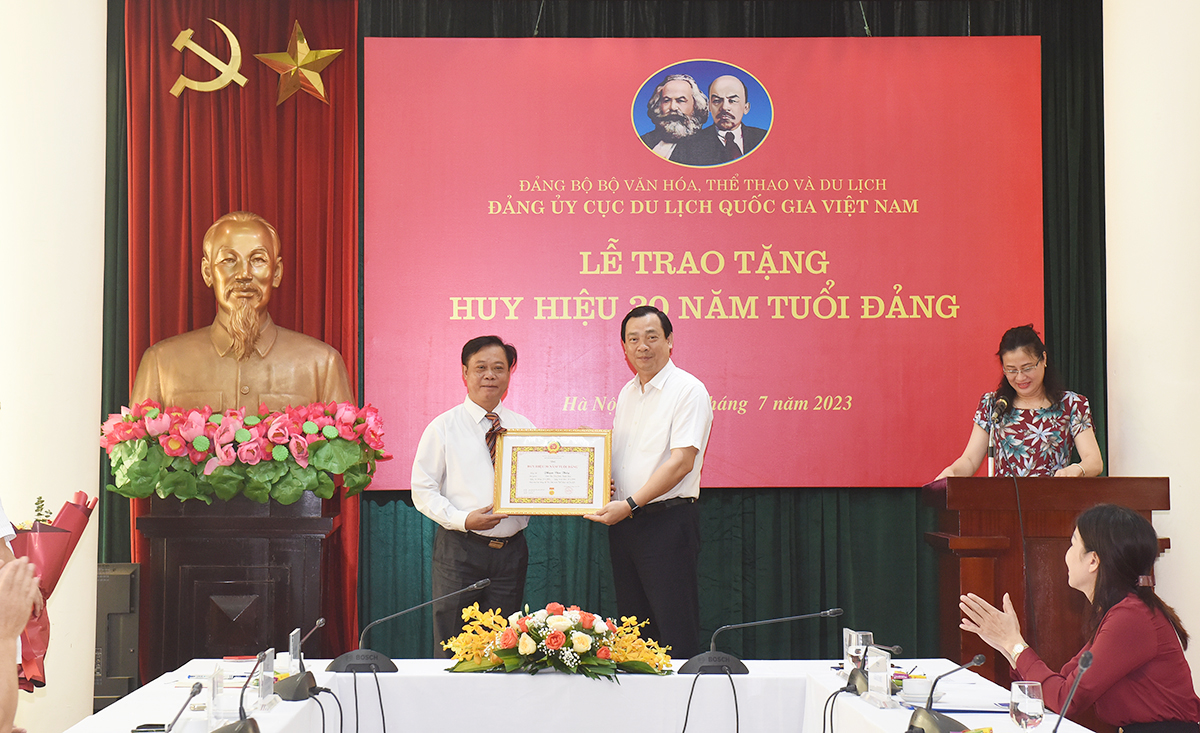 Phó Cục trưởng Phạm Văn Thủy vinh dự nhận Huy hiệu 30 năm tuổi Đảng