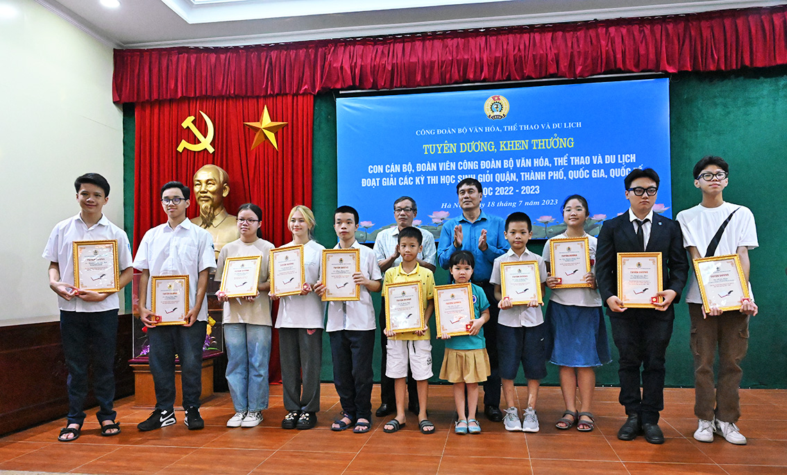 Công đoàn Bộ VHTTDL tổ chức Lễ báo công và trao thưởng cho các cháu học sinh đạt thành tích cao năm học 2022-2023