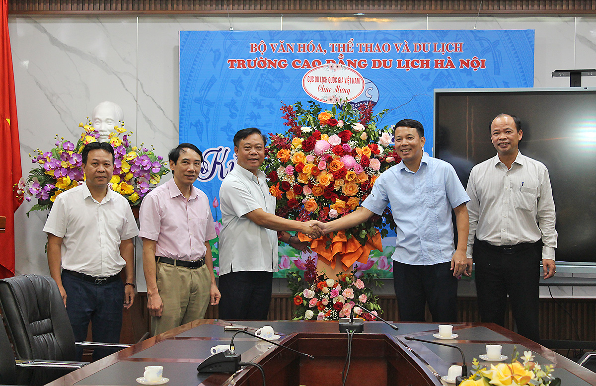 Cục Du lịch Quốc gia Việt Nam chúc mừng 51 năm thành lập Trường Cao đẳng Du lịch Hà Nội