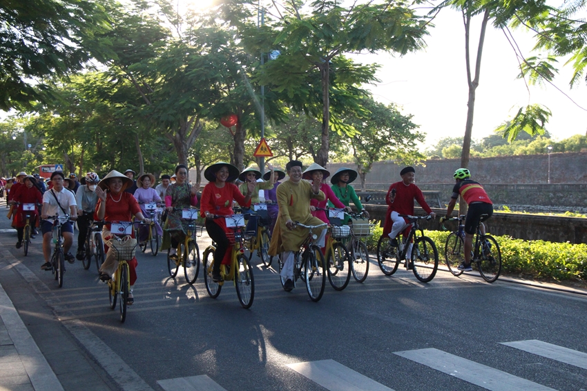 Thừa Thiên Huế: Diễu hành chào mừng tuần lễ áo dài cộng đồng