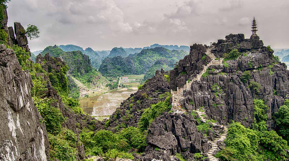 Khám phá vẻ đẹp mê hoặc của Hang Múa từ đỉnh Ngọa Long, Ninh Bình
