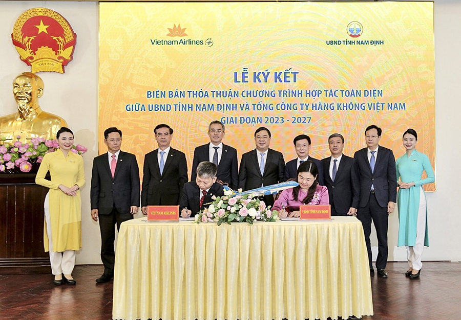 Nam Định và Vietnam Airlines ký kết thỏa thuận hợp tác toàn diện giai đoạn 2023 - 2027