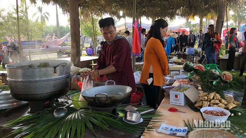 Trải nghiệm văn hóa truyền thống tại Làng Văn hóa - Du lịch các dân tộc Việt Nam tháng 8