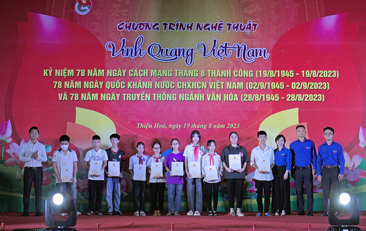 Đoàn Thanh niên Bộ VHTTDL tổ chức chương trình nghệ thuật “Vinh quang Việt Nam” và ủng hộ thiện nguyện tại Thanh Hóa