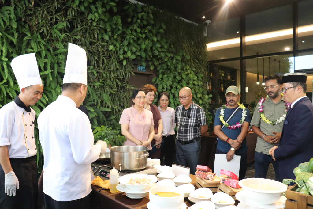 Quảng Ninh đón đoàn khách du lịch Ấn Độ, đẩy mạnh khai thác tiềm năng ẩm thực Halal