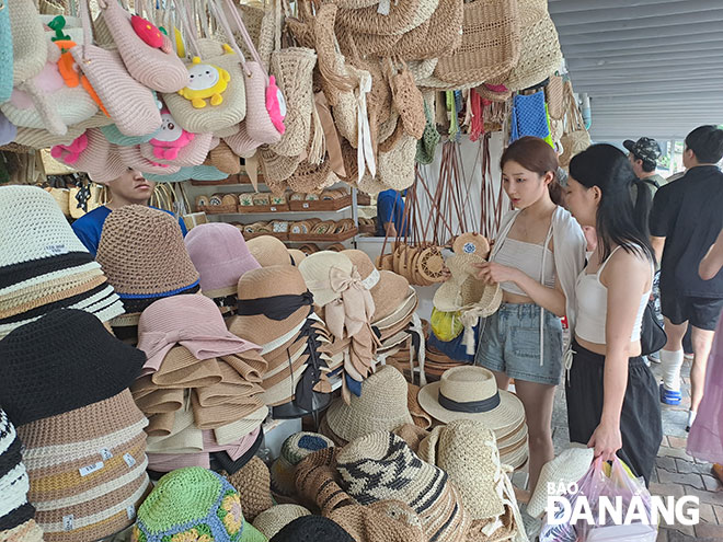 Sức sống sản phẩm thủ công làng nghề Việt ở chợ Hàn (Đà Nẵng)