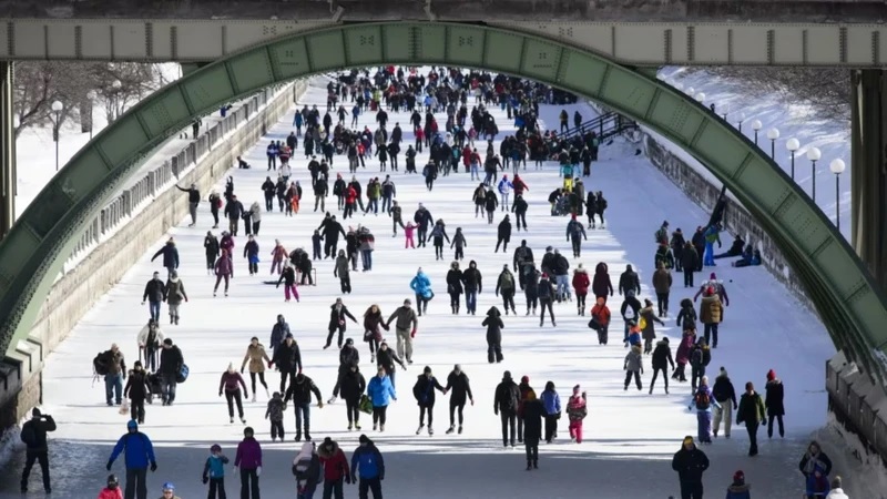 Canada mở cửa trở lại sân trượt băng tự nhiên lớn nhất thế giới
