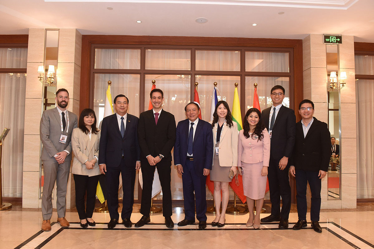 Bộ trưởng Nguyễn Văn Hùng đề nghị Agoda hỗ trợ triển khai các dự án chuyển đổi số và du lịch xanh