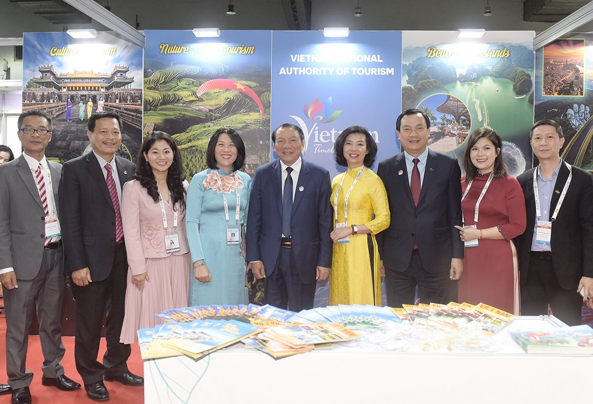 Bộ trưởng Nguyễn Văn Hùng thăm Gian hàng Du lịch Việt Nam tại Hội chợ TRAVEX 2024