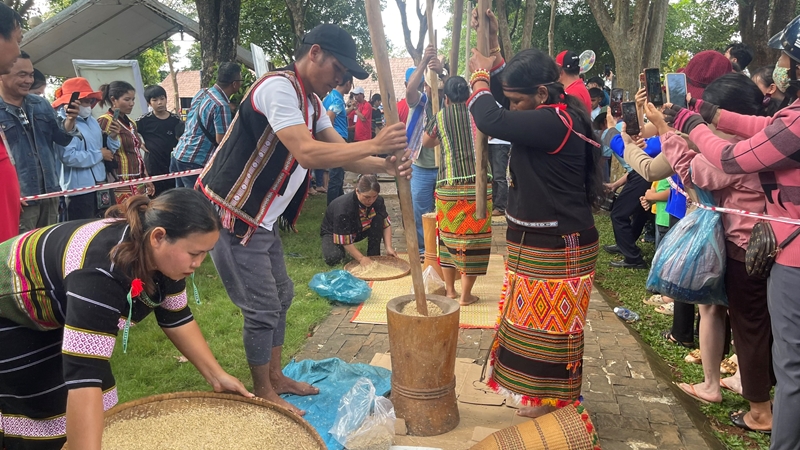 Bình Phước: Ấn tượng Lễ hội ''Vang mãi tiếng chày trên sóc Bom Bo''