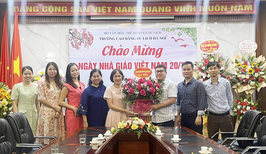 Cục Du lịch Quốc gia Việt Nam thăm và chúc mừng các cơ sở đào tạo nhân kỷ niệm 42 năm ngày Nhà giáo Việt Nam 