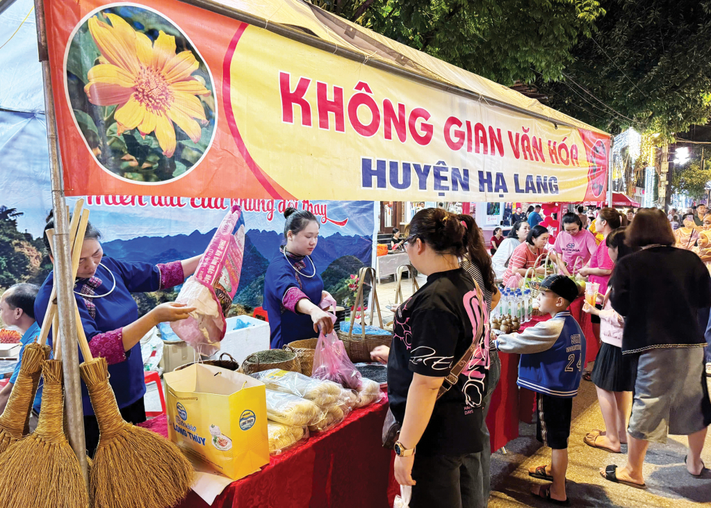 Cao Bằng: “Mang làng ra phố” - Nét văn hóa truyền thống độc đáo