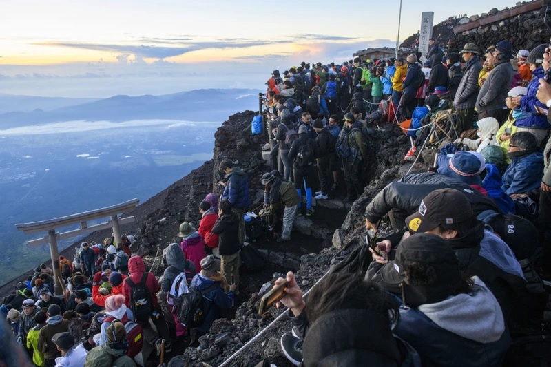 Nhật Bản: Dự kiến tăng phí với người leo núi Phú Sĩ