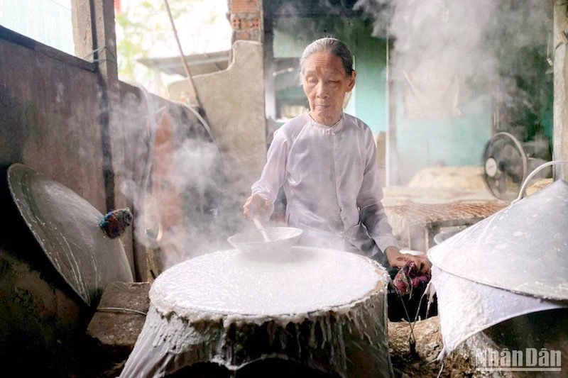 Đà Nẵng: Nghề làm bánh tráng Túy Loan trở thành Di sản văn hóa phi vật thể quốc gia