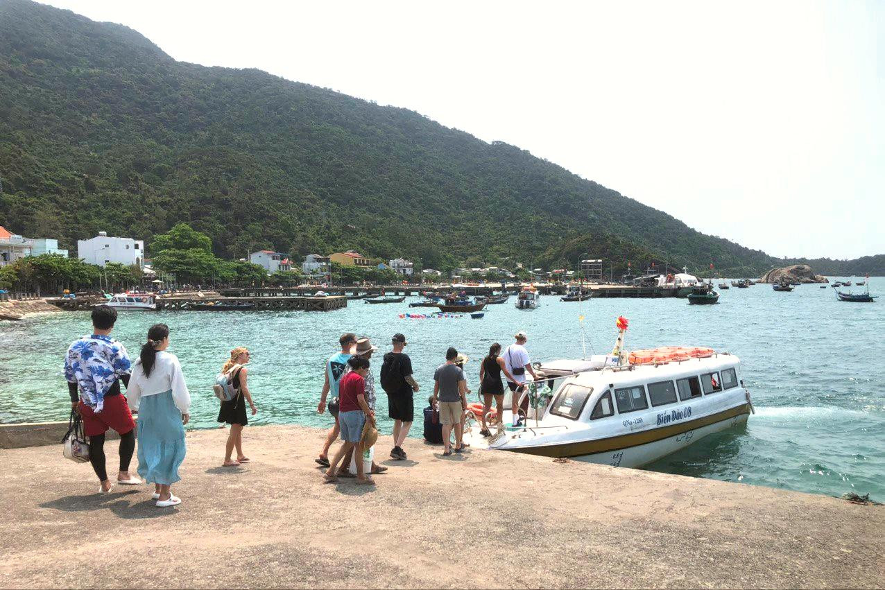 Quảng Nam: Cù Lao Chàm đón hàng trăm lượt khách quốc tế mỗi ngày