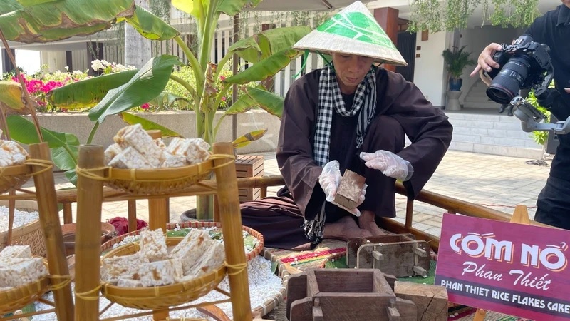 Du khách nước ngoài hào hứng với món ăn thất truyền của Bình Thuận
