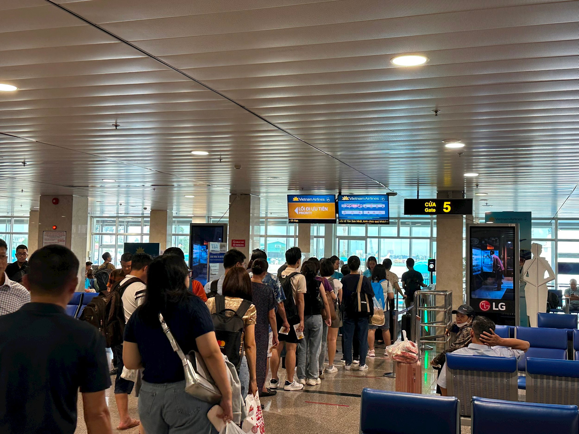 Nâng cao chất lượng hoạt động sân bay Tân Sơn Nhất nhằm thúc đẩy du lịch TP.HCM