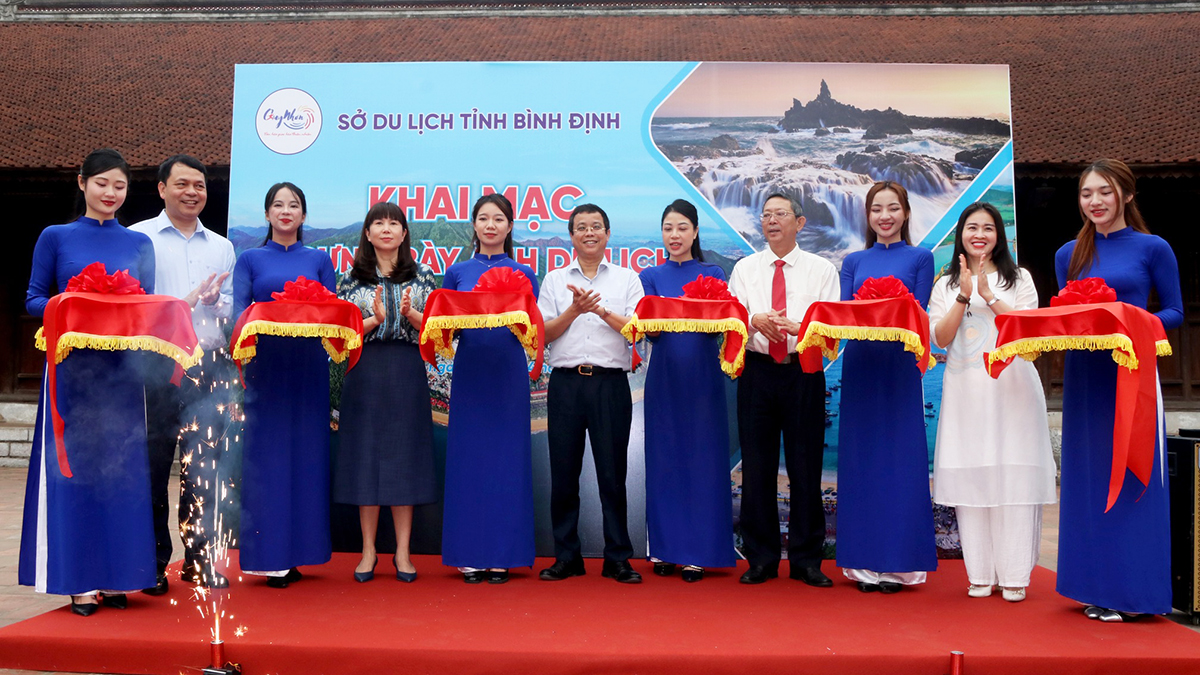 Phó Cục trưởng Nguyễn Lê Phúc dự khai mạc Trưng bày ảnh du lịch Quy Nhơn - Bình Định
