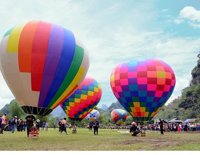 Du khách trải nghiệm bay với khinh khí cầu từ các phi công quốc tế tại Tuyên Quang
