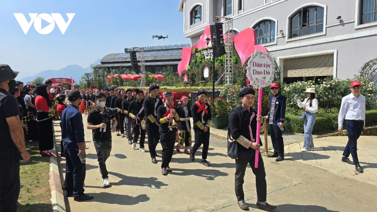 Lào Cai: Du khách đắm chìm giữa sắc màu văn hóa của Lễ hội mùa hè Sa Pa