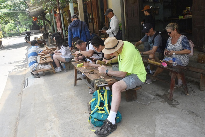 Du khách Tây thích trải nghiệm ở làng mộc Kim Bồng