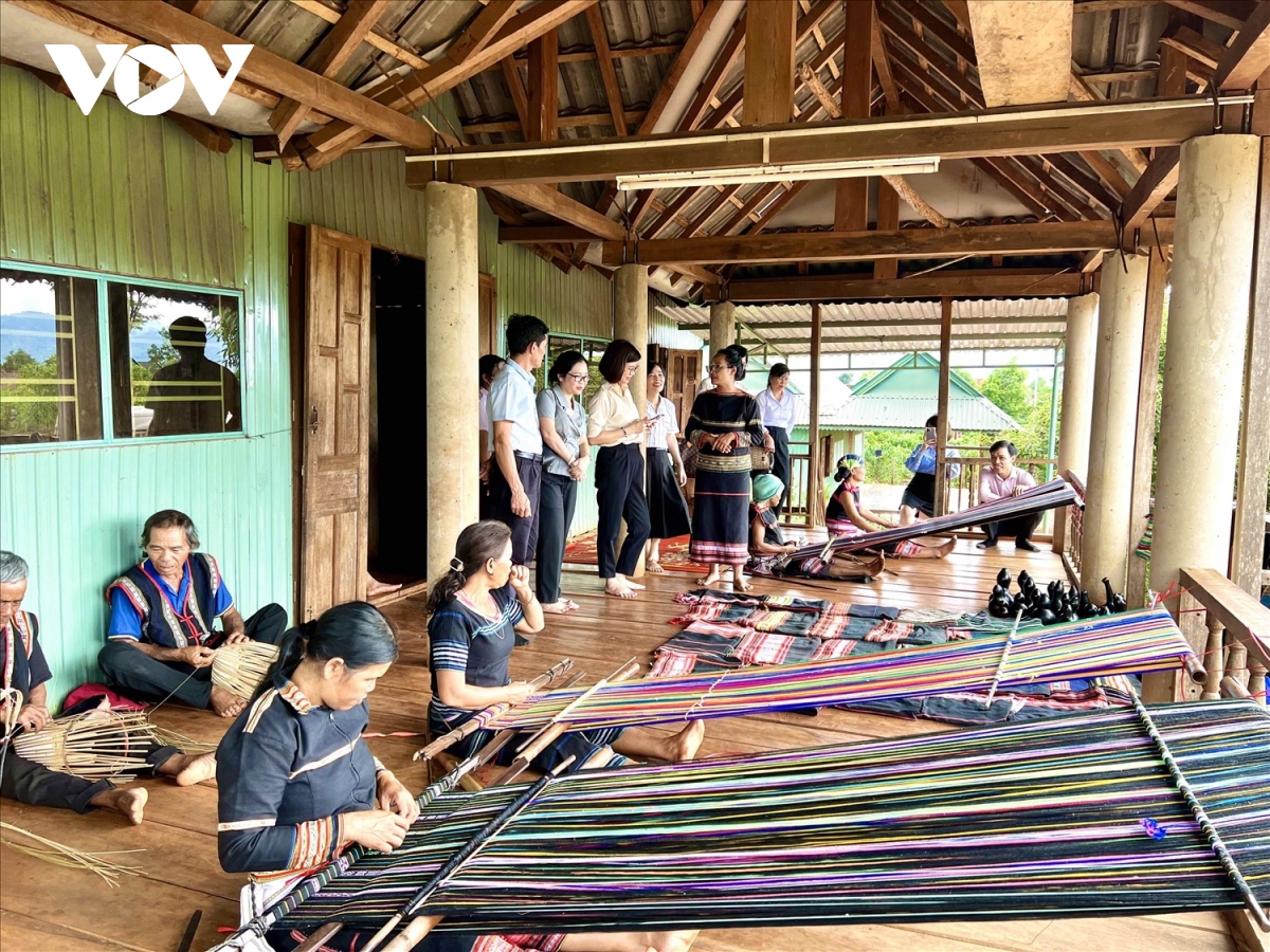 Gia Lai bảo tồn nghề dệt thổ cẩm gắn với du lịch cộng đồng