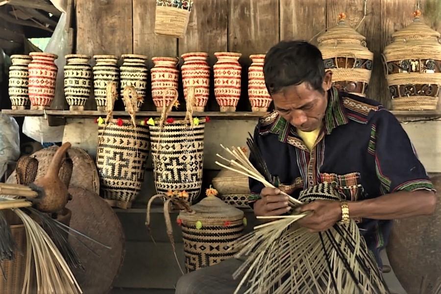 Người níu giữ nghề đan lát truyền thống ở Đam Rông - Lâm Đồng