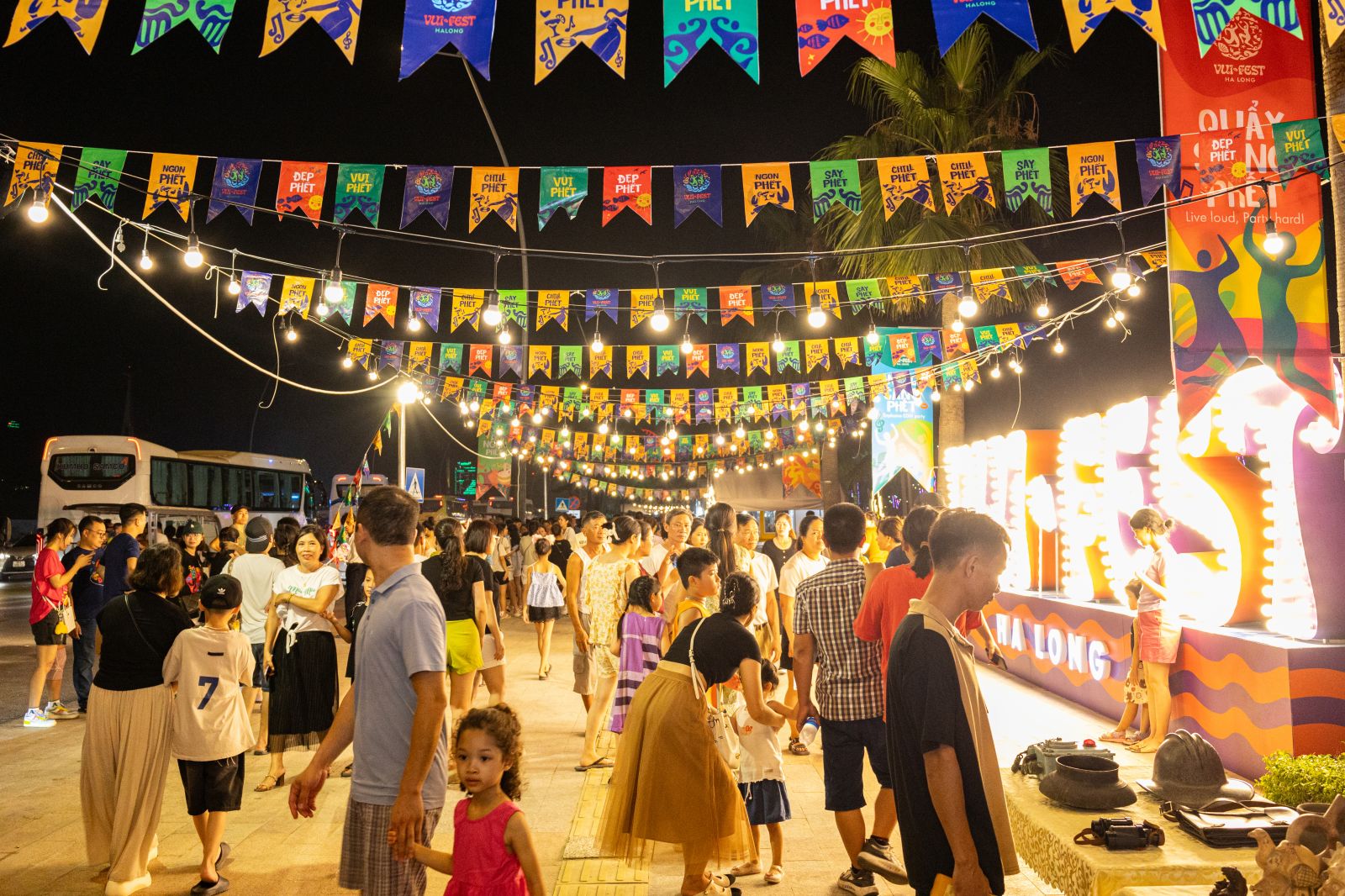 Quảng Ninh: Vui Phết - chợ đêm giải trí “bừng sáng” miền di sản Hạ Long