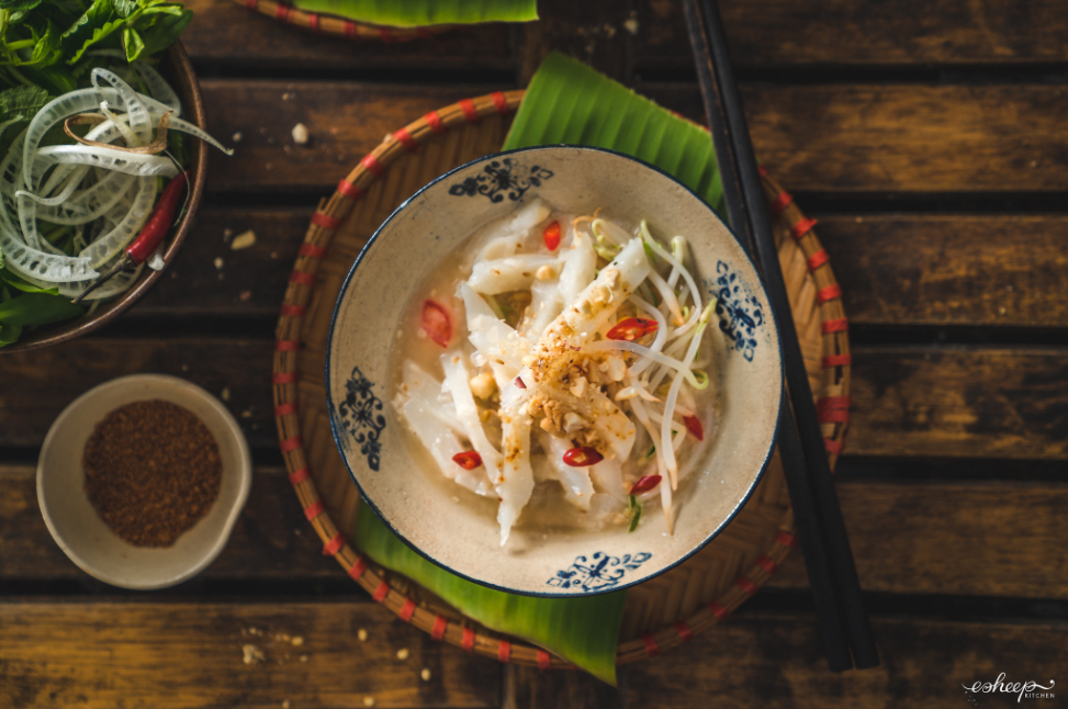 Bánh đúc thái sợi chan canh ở Hà Nội, khách ăn vèo 2 bát giải nhiệt ngày hè