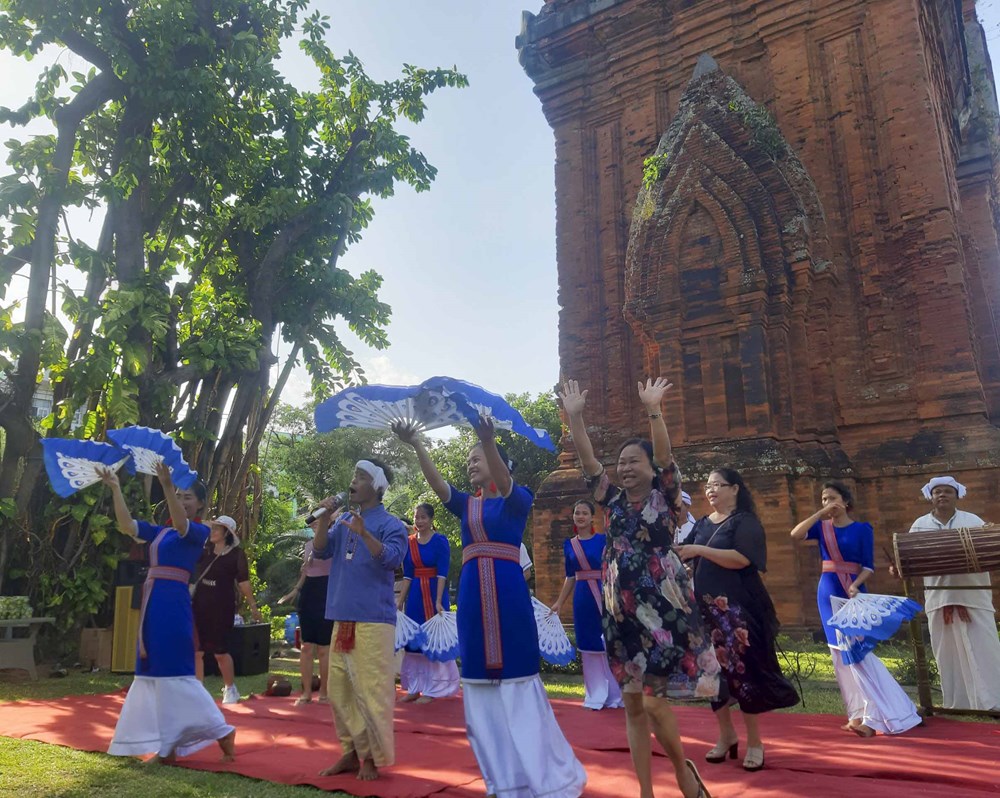 Bình Định: Hút khách bằng nhạc điệu dân gian Chăm bên tháp cổ nghìn tuổi