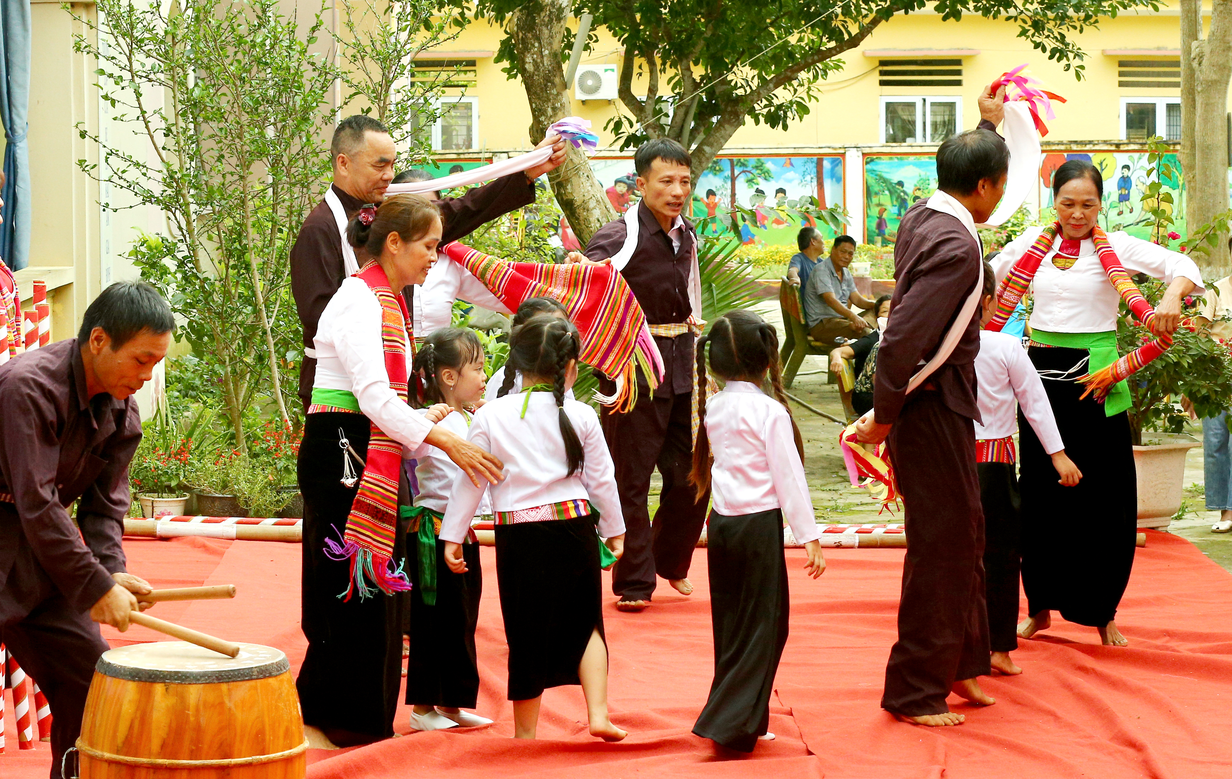 Người giữ gìn bản sắc văn hóa dân tộc Mường ở Phú Thọ
