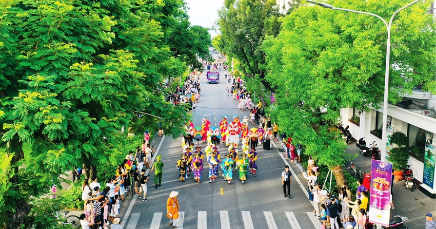 Thừa Thiên Huế thu hút du khách từ lễ hội: Còn nhiều việc phải làm