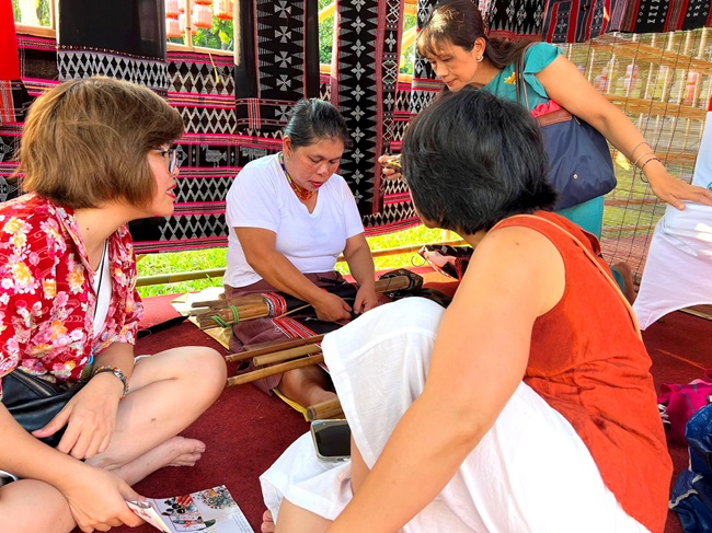 Thừa Thiên Huế: Gìn giữ nghề dệt thổ cẩm của người Tà Ôi