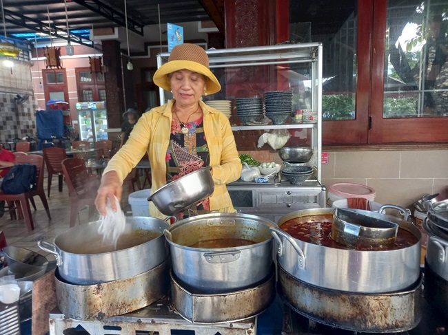 Còn thương bánh canh thì về phố Hội - Quảng Nam