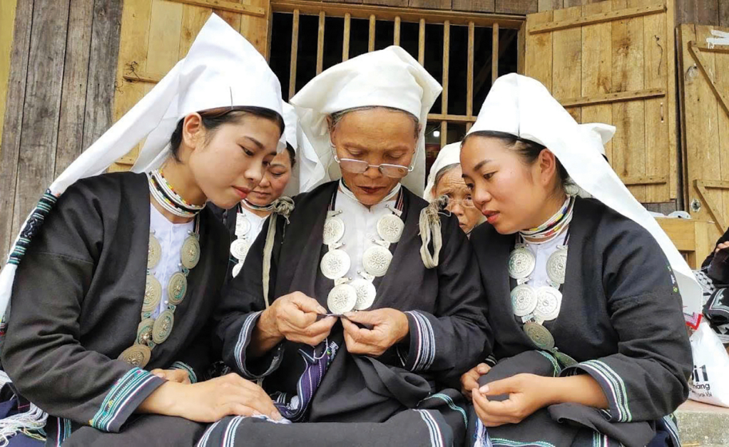 Cao Bằng: Giữ gìn hồn sắc Dao Tiền qua từng đường kim, mũi chỉ