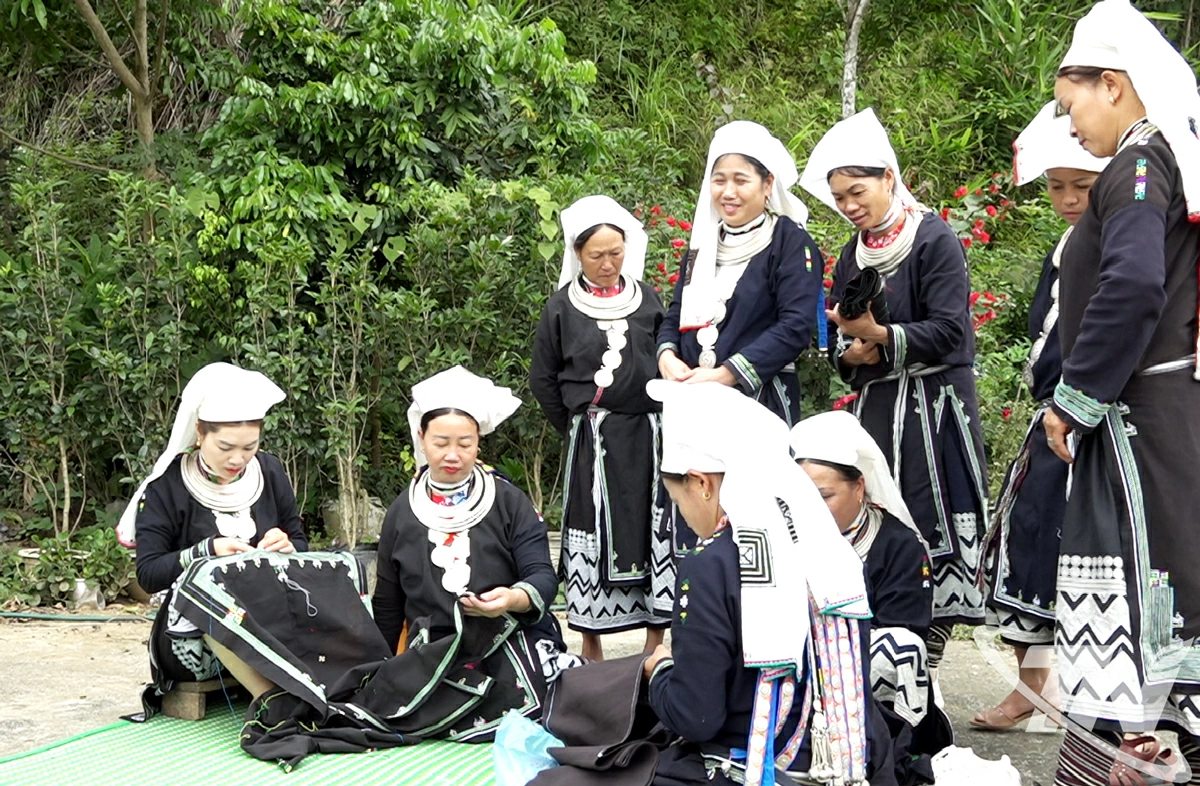 Giữ ''hồn'' thổ cẩm trên Đèo Gió