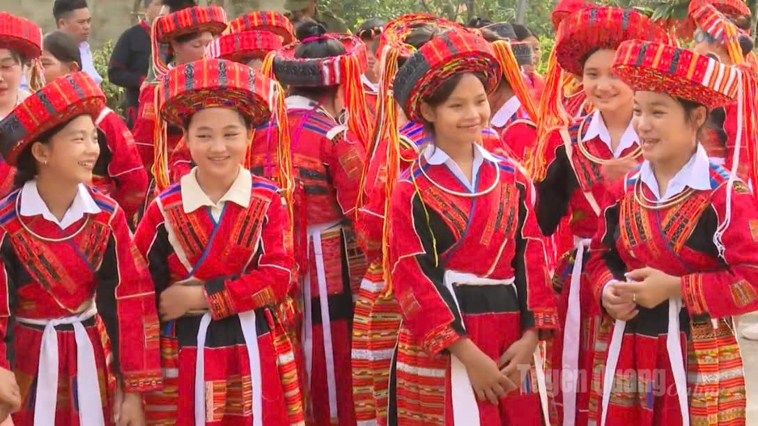 Đặc sắc hoa văn trên trang phục truyền thống của các dân tộc thiểu số