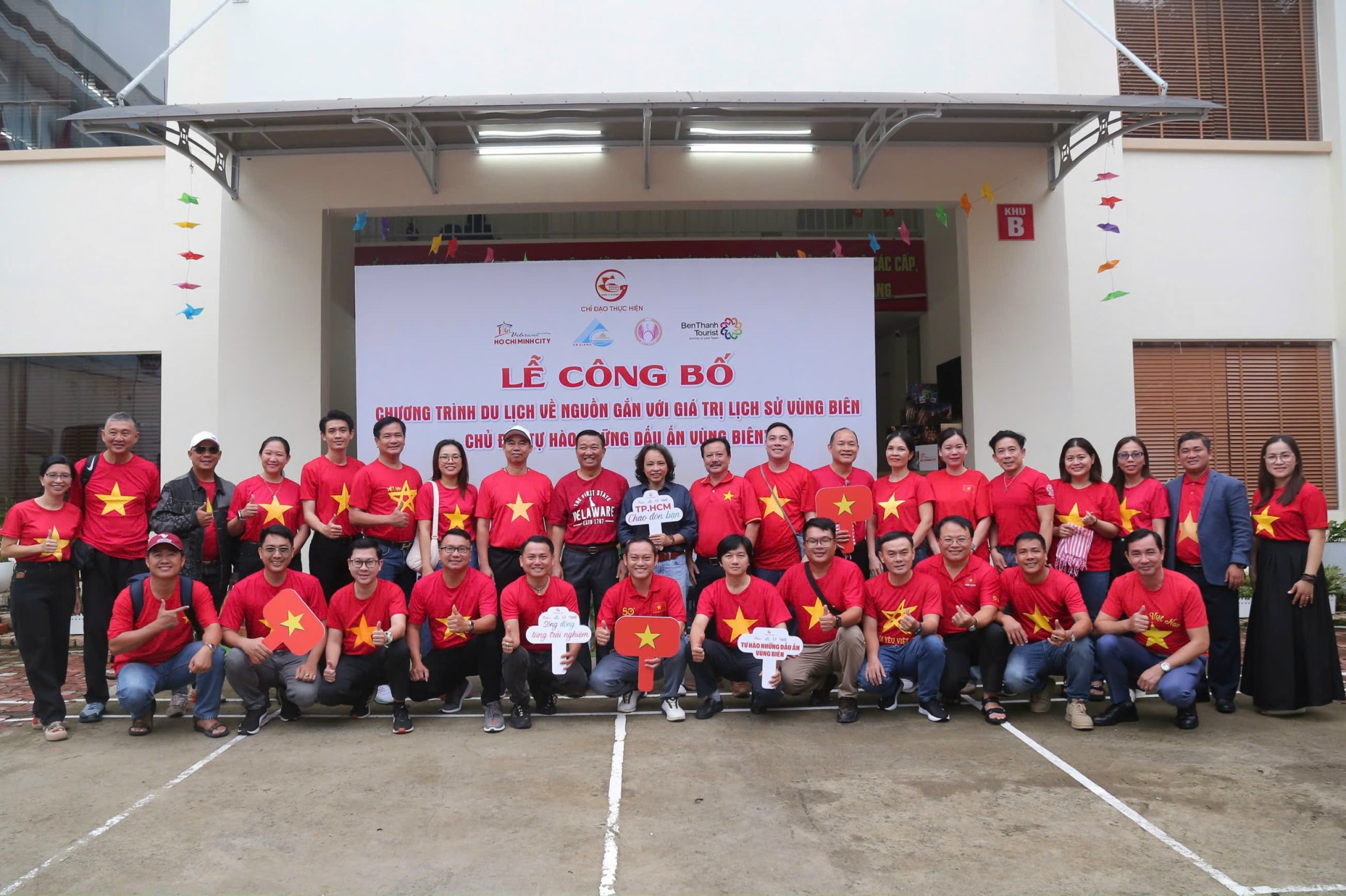 Hành trình “Tự hào dấu ấn vùng biên” khắc ghi dáng hình Tổ quốc