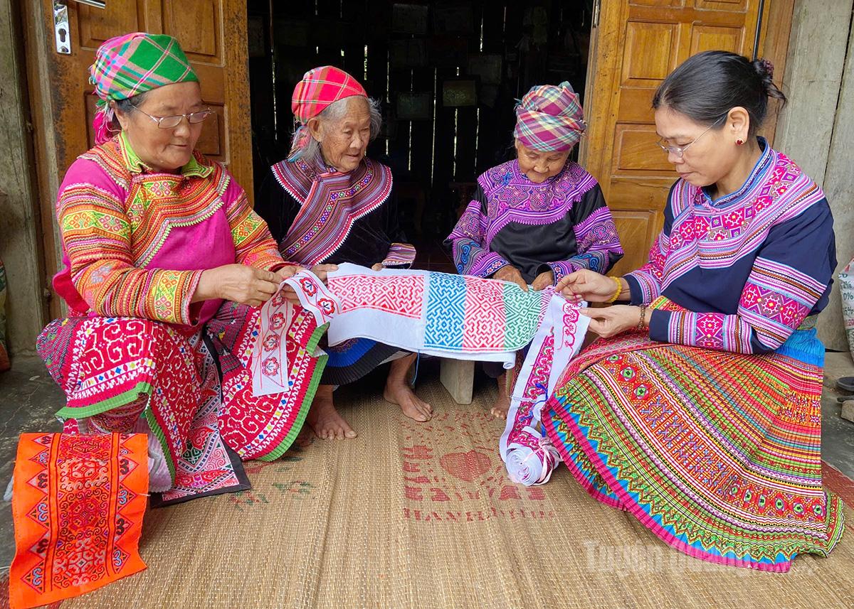 Người Mông ở Bắc Triển (Tuyên Quang) giữ gìn nghề thêu truyền thống