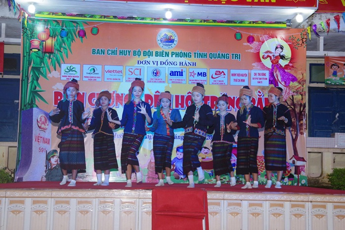 Thiếu nhi Việt - Lào chung vui đêm hội Trung thu