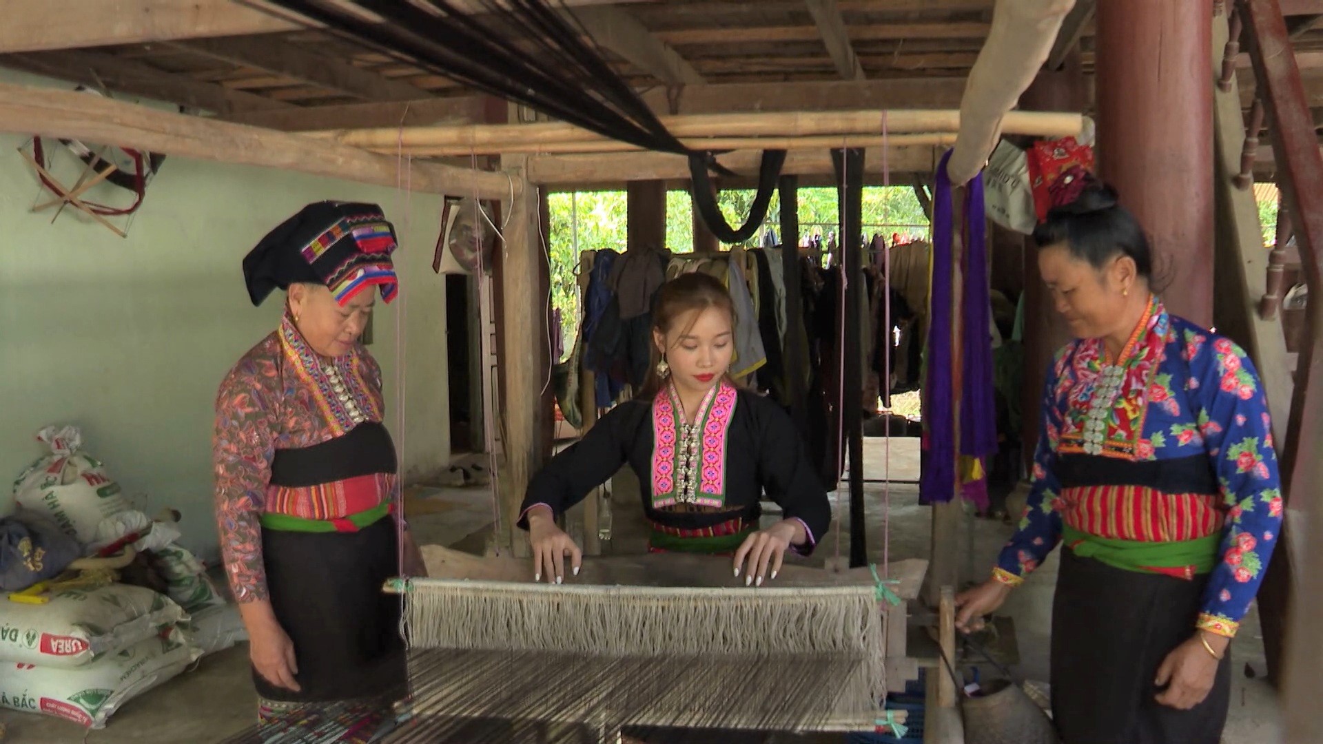 Giữ hồn thổ cẩm dân tộc Lào - Điện Biên