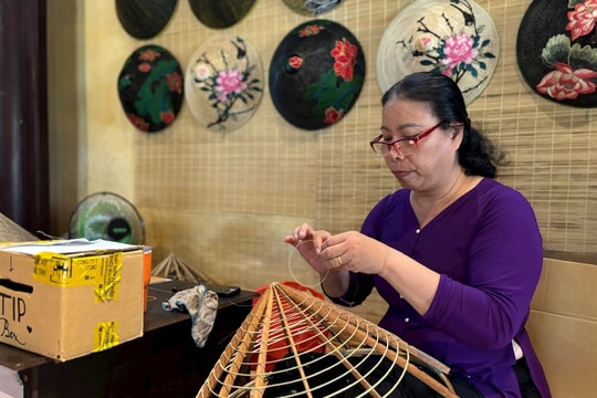 Duyên dáng nón lá sen xứ Huế