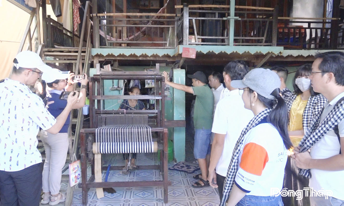 Trăm năm khăn choàng quê ngoại