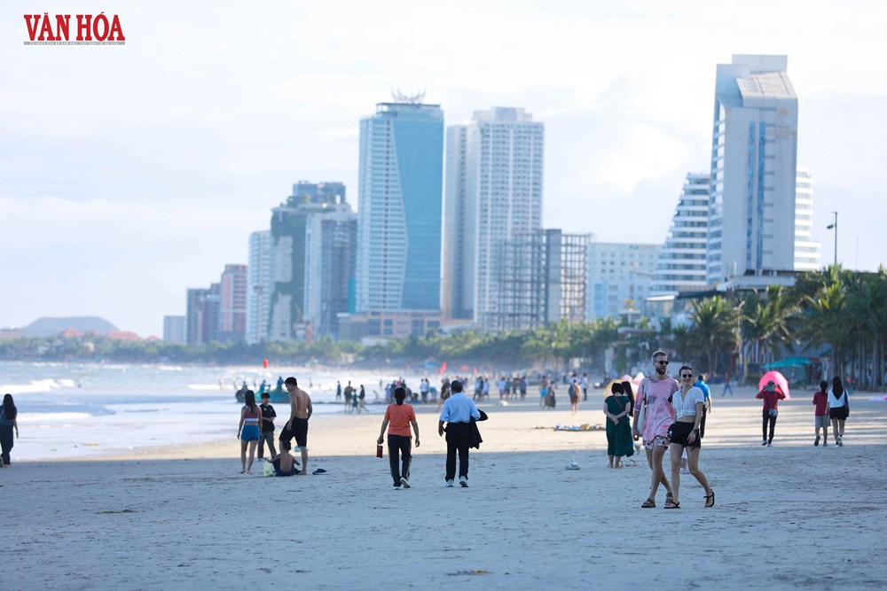 Đà Nẵng: Biển Mỹ Khê nhộn nhịp trở lại sau bão số 13