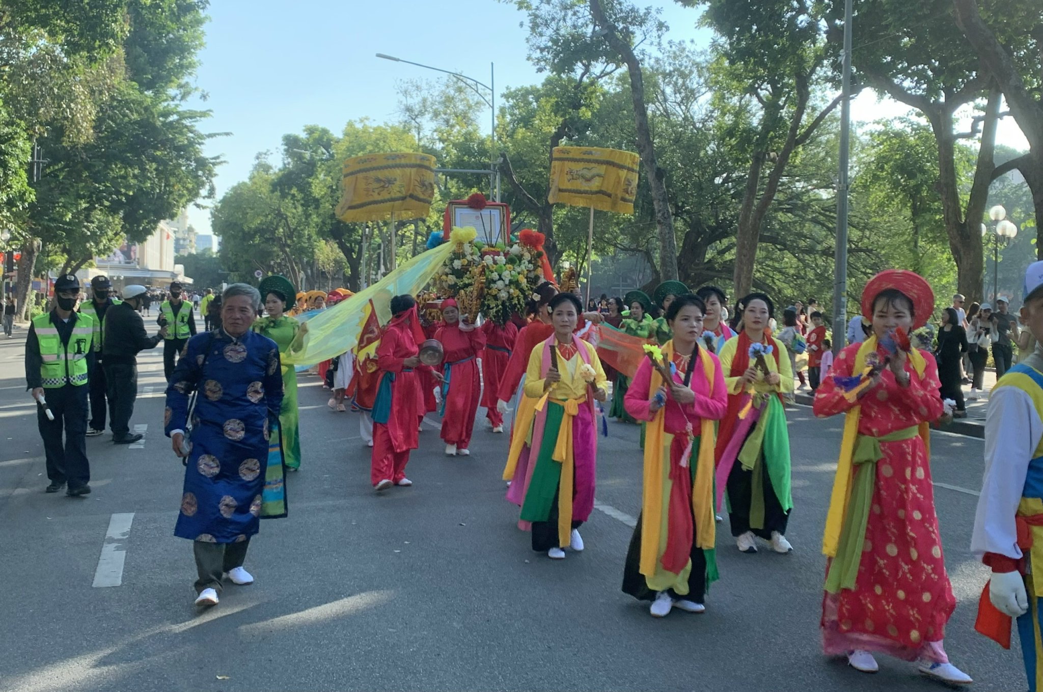 Hà Nội bừng sắc trong Diễu hành Lễ hội Áo dài 2025